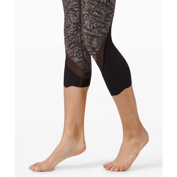 Lululemon Wunder Under Crop High-Rise Scallop Full-On Luxtreme 23" Size 6 - Picture 5 of 12